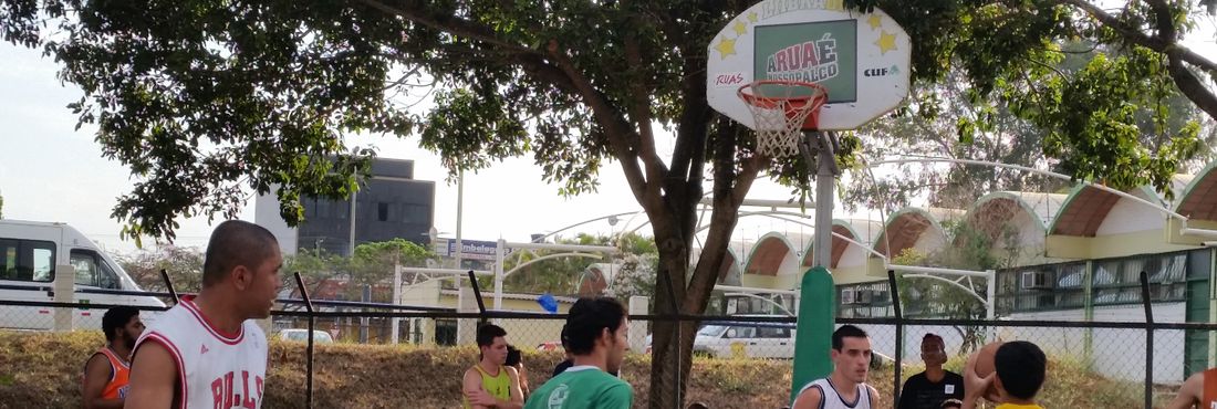 Basquete de rua: praticante de streetball cobra melhora na estrutura