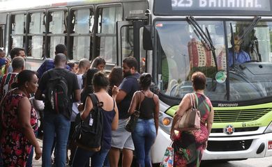 Greve dos rodoviários provoca paralisação da frota de ônibus da cidade e aglomerações nos pontos de parada.
