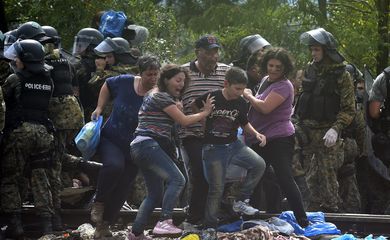 Refugiados na Grécia furam bloqueio policial no Sul da Macedônia