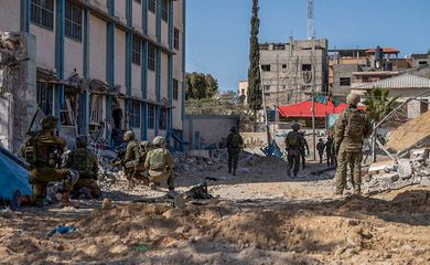 Soldados israelenses operam em local divulgado como Hospital Nasser em Gaza
 18/2/2024
Foto: ISRAEL DEFENSE FORCES/Via REUTER