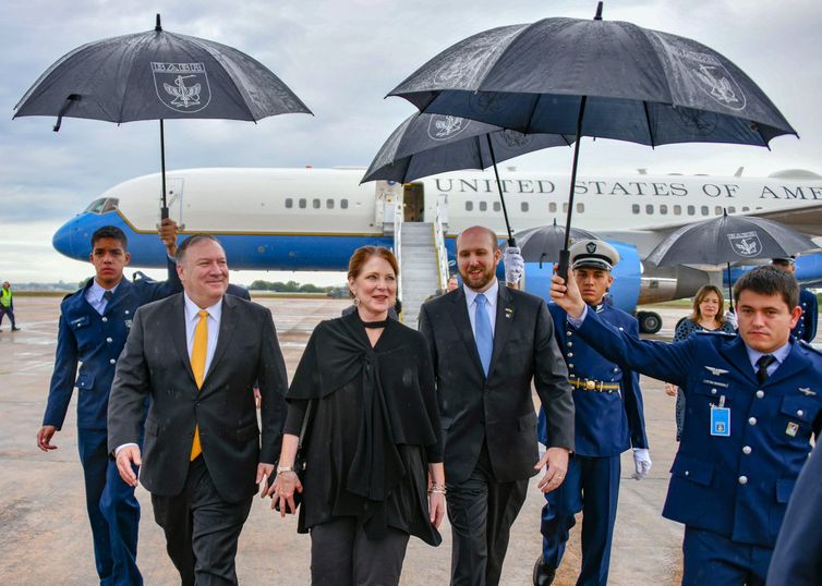 O secretário de Estado norte-americano, Mike Pompeo, chega a Brasília, onde vai acompanhar a posse do presidente eleito, Jair Bolsonaro.