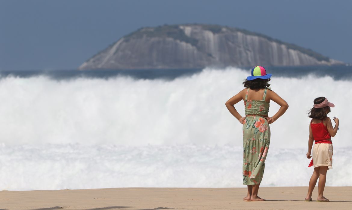 Rio de Janeiro (RJ), 03/04/2023 - Ressaca na orla de Ipanema e Leblon, zona sul da cidade. Foto: Tânia Rêgo/Agência Brasil