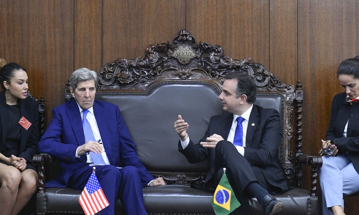 Brasília (DF), 28.02.2023 - Presidente do Senado Federal, senador Rodrigo Pacheco (PSD-MG), recebe o enviado especial da presidência dos Estados Unidos da América (EUA) para Assuntos de Clima, John Kerry, para discutir questões climáticas. Foto: