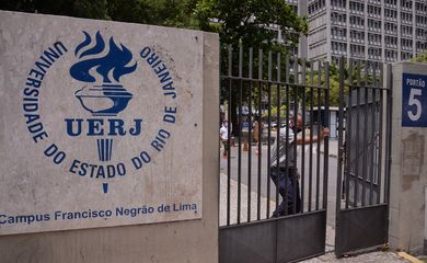 Portões são fechados às 13h para o segundo dia do Exame Nacional do Ensino Médio (Enem) 2020, na Universidade Estadual do Rio de Janeiro(UERJ).