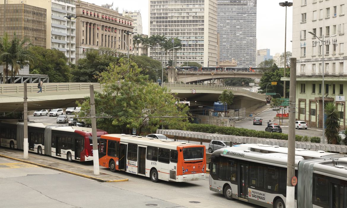 Protesto de motoristas de ônibus paralisa vias do centro de São Paulo