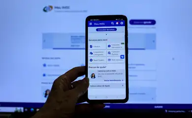 Brasília (DF), 14/05/2025 - Aposentada Neide Maria, recebeu o aviso no APP meu INSS, que teve desconto associativo nos últimos 5 anos.
A partir desta quarta-feira (14), os aposentados e pensionistas do Instituto Nacional do Seguro Social (INSS) podem requerer a devolução de valores descontados indevidamente nos últimos anos. O pedido deve ser feito por meio do aplicativo Meu INSS, pelo site de mesmo nome ou pelo telefone 135.
Foto: Joédson Alves/Agência Brasil