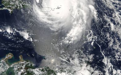 Furacão Irma sobre o Caribe, o mais forte registrado no Oceano Atlântico 