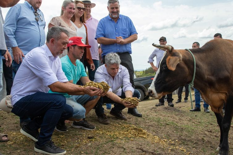 Bagé (RS), 23/02/2023 - Os ministros do Desenvolvimento Agrário, Paulo Teixeira (d) e Paulo Pimenta (Secom), junto produtores das áreas de região afetada pela estiagem no Rio Grande do Sul. 