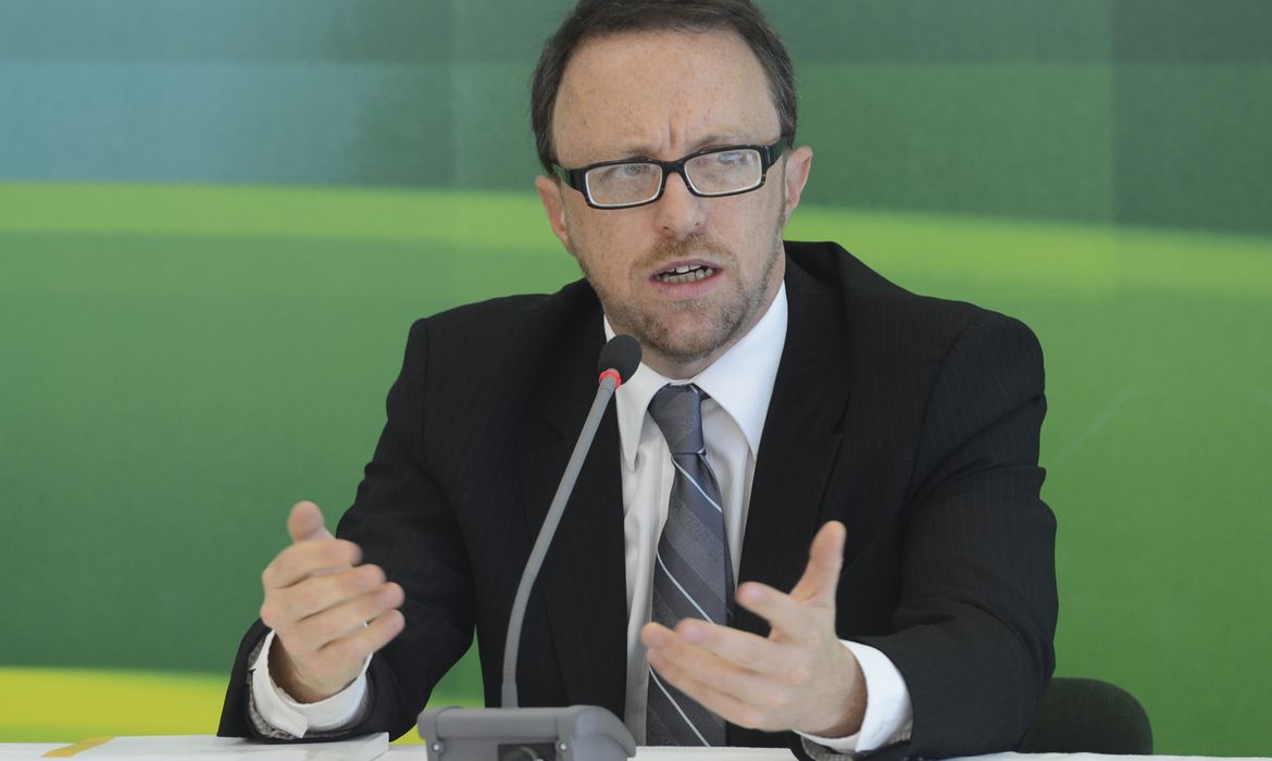 Brasília -  O ministro da Secom, Thomas Traumann, dá entrevista sobre a publicação Pesquisa Brasileira de Mídia - Hábitos de Consumo de Mídia pela População Brasileira 2014 (Antonio Cruz/Agência Brasil)