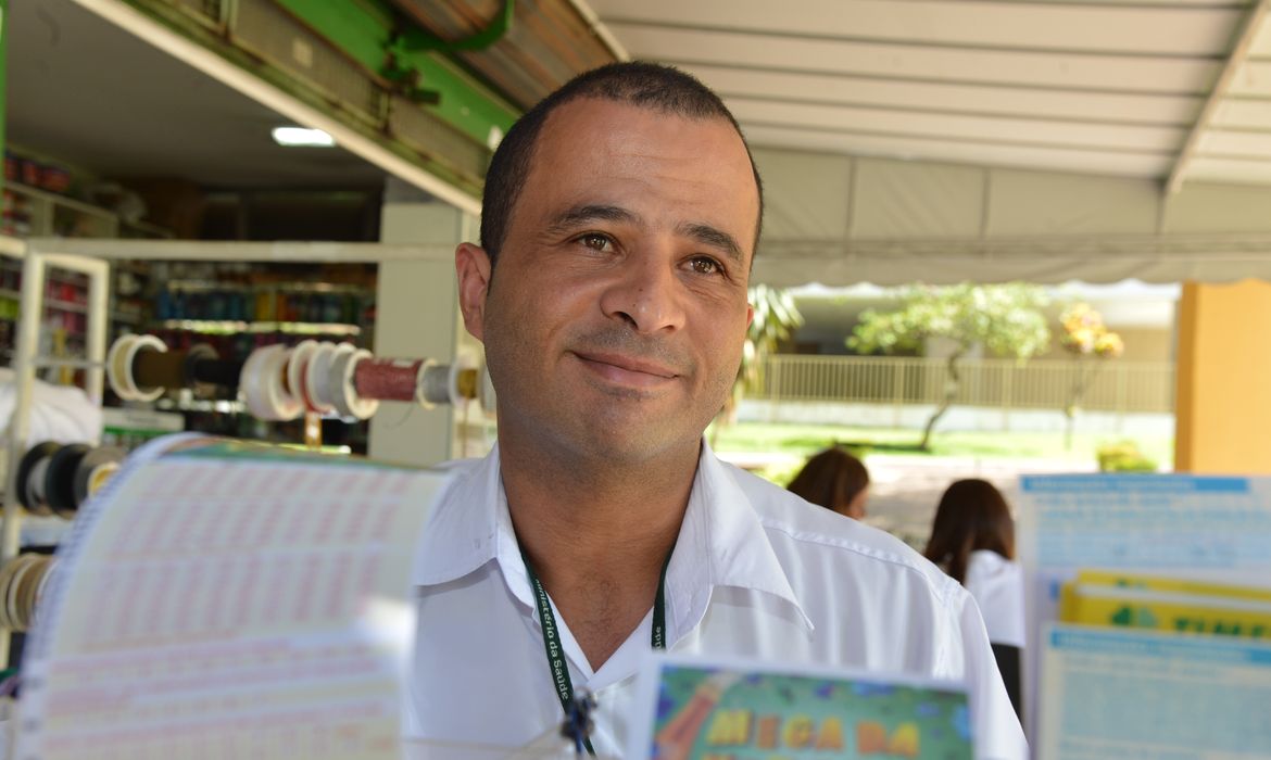 Brasileiros vão as lotéricas apostar na Mega da Virada. Na foto: Robson Moreira, Garçon, 37 anos (Valter Campanato/Agência Brasil)