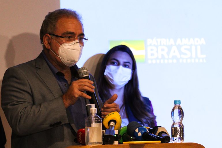 O ministro da Saúde, Marcelo Queiroga,fala à imprensa, após o chegada do carregamento de 3,8 milhões doses da vacina AstraZeneca no Aeroporto Internacional de Guarulhos.