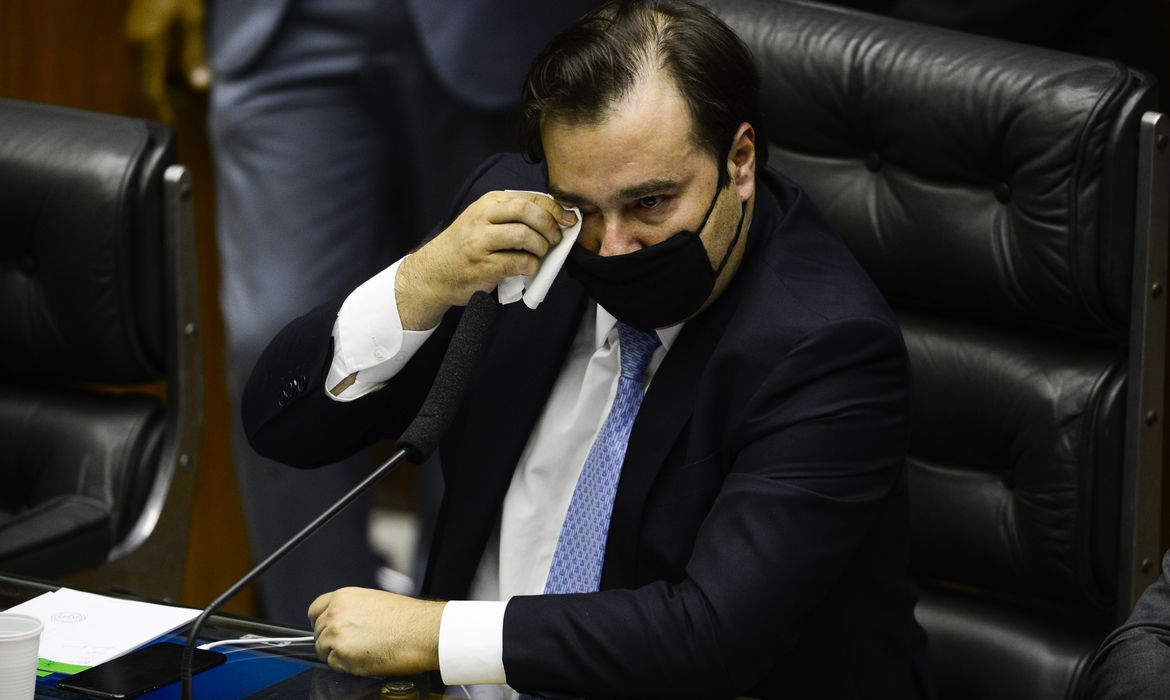O deputado Rodrigo Maia se emociona em discurso durante sessão para eleição dos membros da mesa diretora da Câmara dos Deputados.