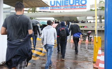 Estudantes chegam à faculdade Unieuro, em Brasília, para a realização da prova do Enade.
