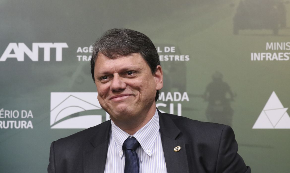 O ministro da Infraestrutura, Tarcísio de Freitas, participa de leilão de concessão da rodovia BR-364/365, que liga o Estado de Minas Gerais e o Estado de Goiás, na B3, em São Paulo.
