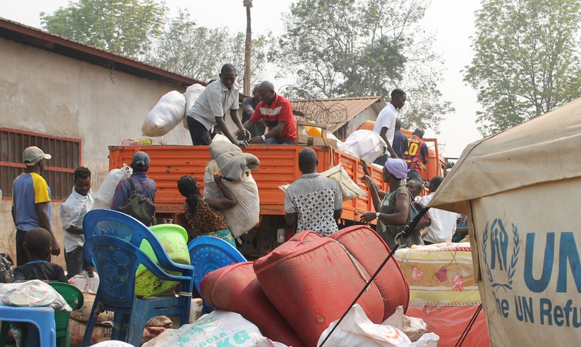 Refugiados da região de Kassai, na República Democrática do Congo, chegam a Lóvua, no norte de Angola   