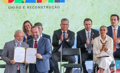 Brasília, DF 14/09/2023 O presidente Luiz Inácio Lula da Silva participa da cerimônia de assinatura do projeto de lei do Programa Combustível do Futuro, Presença do presidente da Câmara, Arthur Lira e dos ministros de Minas e Energia, Alexandre Silveira;  do Desenvolvimento, Indústria, Comércio e Serviços e vice-presidente Geraldo Alckmin; e dos Portos e Aeroportos, Silvio Costa Filho e do Meio Ambiente, Marina Silva   Foto: Fabio Rodrigues-Pozzebom/ Agência Brasil