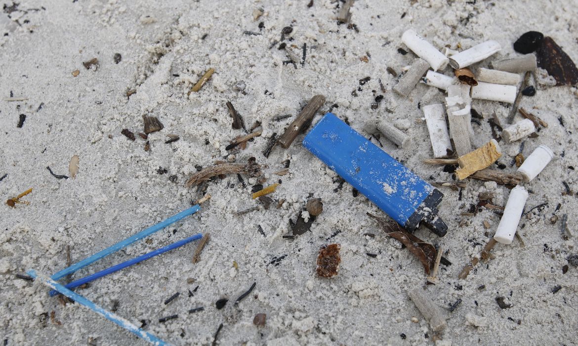 Rio de Janeiro - Microlixo vindo do mar coletado na areia da praia de Botafogo. (Fernando Frazão/Agência Brasil)