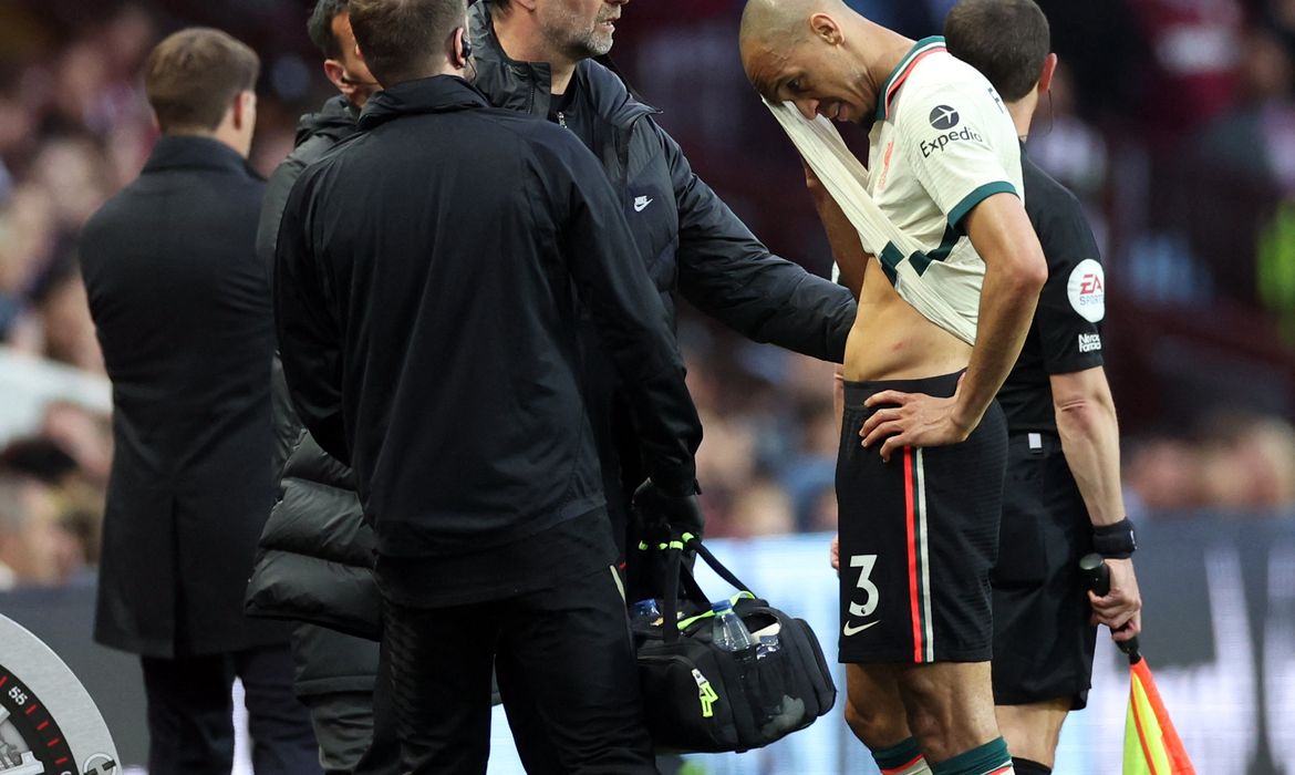 Fabinho deixa o campo lesionado em partida do Liverpool