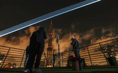 São Paulo (SP), 18/07/2025 . Canhões de raios de laser, projetando luz digital em diversas cores e formas, disparados de cinco pontos estratégicos de São Paulo, ocuparam o céu da maior cidade do Brasil, em um show de luz, arte e tecnologia. O evento é mais uma prévia na cidade do que vai acontecer no Festival Internacional de Luzes de São Paulo, em agosto e setembro. Criado pela Visualfarm em 2018.
No esquenta de julho, os lasers que transformaram a noite de São Paulo foram disparados de cinco pontos diferentes: o Visualfarm Gymnasium, na Praça Olavo Bilac, o Boulevard das Artes (na frente do Belas Artes REAG/Riviera), a Laje do Baixo (de frente para a Praa Roosevelt), o Terrao do Centro Cultural São Paulo (na estação Vergueiro do metrô) e o Beco do Batman (na Galeria Ziv). Foto: Paulo Pinto/Agência Brasil