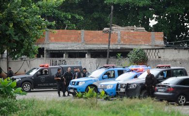 A Polícia Militar dá início ao processo de transição com a Força de Pacificação no patrulhamento do conjunto de favelas da Maré, na zona norte do Rio (Tomaz Silva/Agência Brasil)