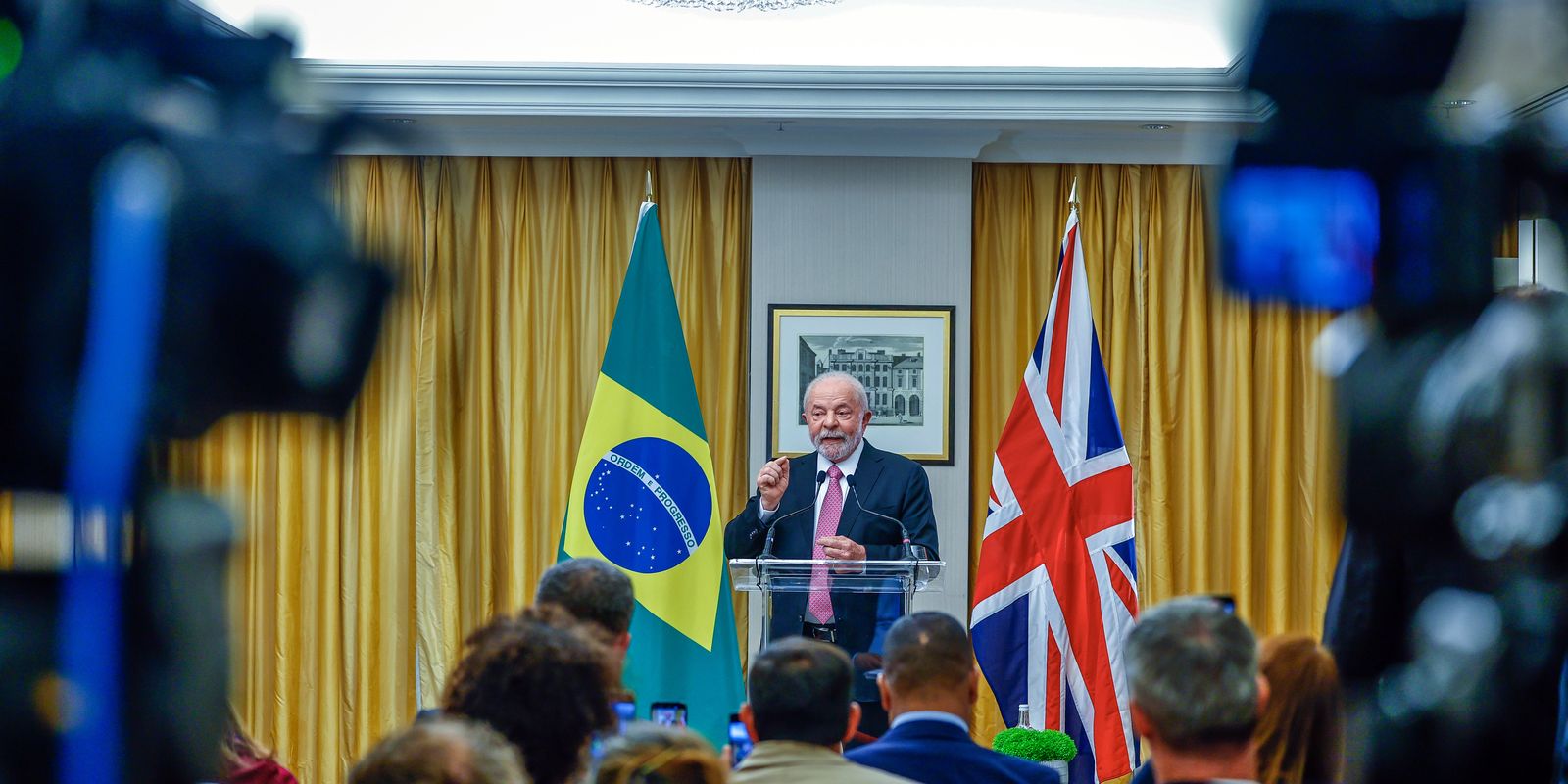 Lula critica manutenção de prisão de Julian Assange