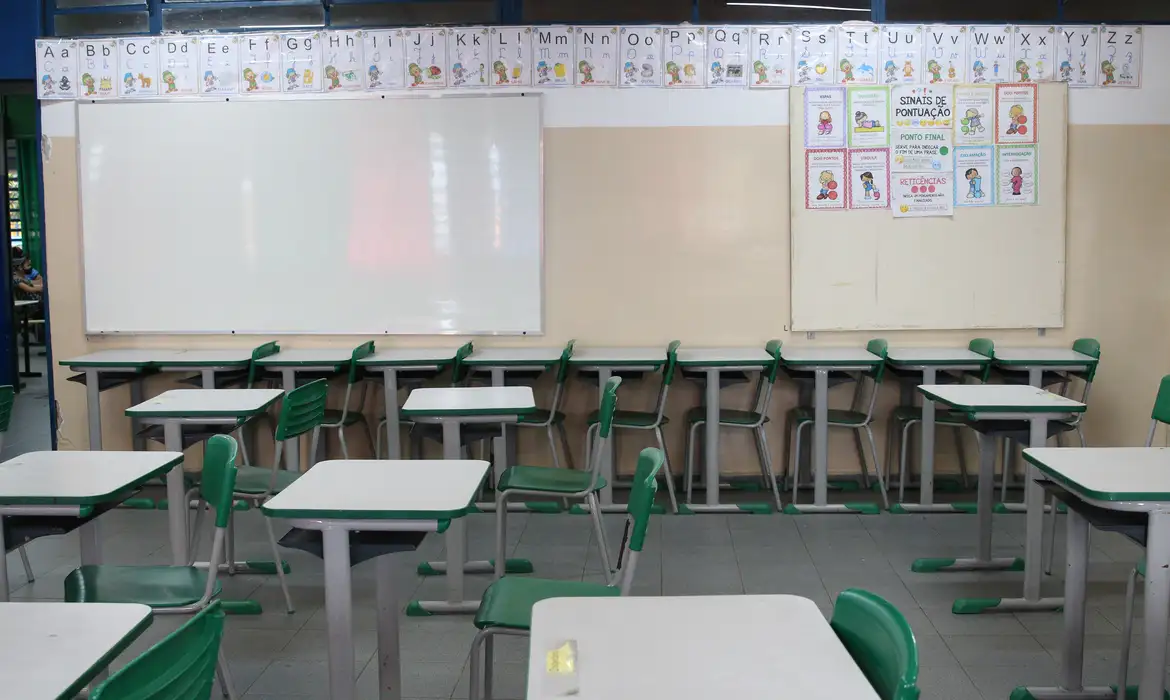 Sala de aula vazia da Escola Estadual Terezine Arantes Ferraz Bibliotecaria, no Parque Casa de Pedra, zona norte da capital.