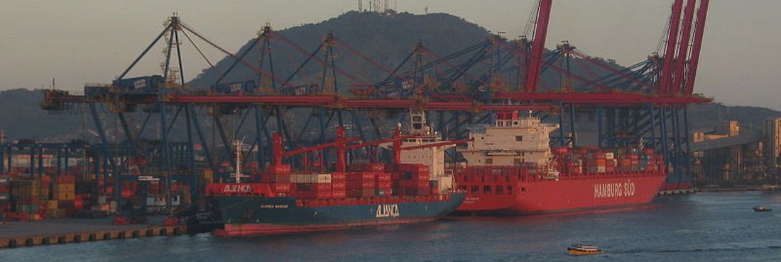 O porto de Santos usa nova técnica para descontaminar o solo marinho