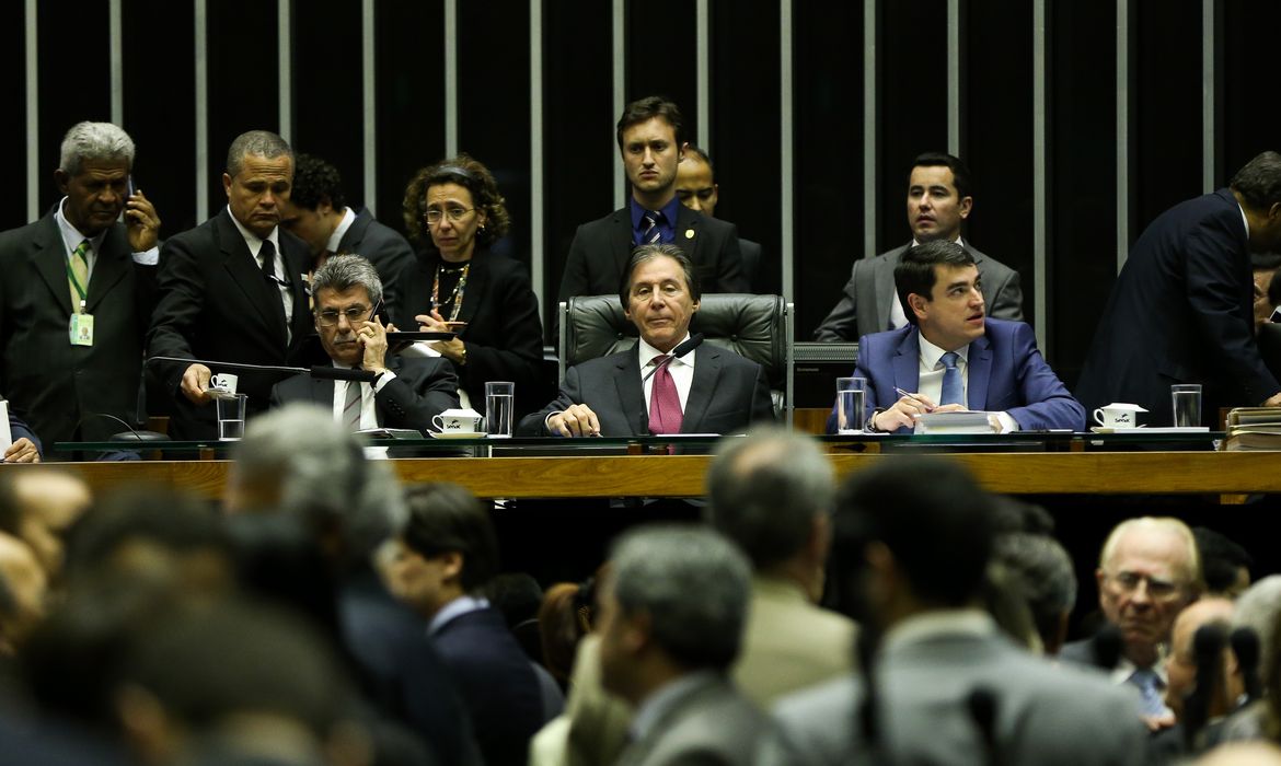 Brasília - O presidente do Congresso Nacional, Eunício Oliveira, na sessão conjunta do Senado e da Câmara dos Deputados para retomar a votação de vetos presidenciais (Marcelo Camargo/Agência Brasil)