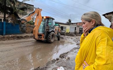 A prefeita da cidade de Atalaia, Ceci Rocha, visita áreas alagadas pela chuva que ocorreu nesse final de semana em Alagoas. Foto: Ceci.atalaia/Instagram