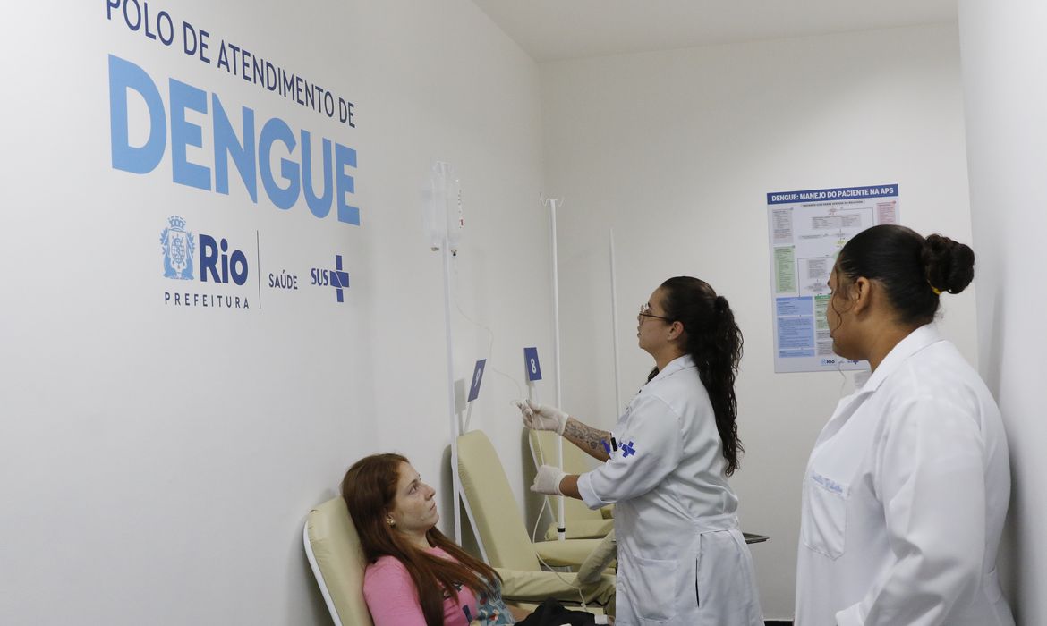 Rio de Janeiro (RJ) 27/02/2024 – Pacientes buscam atendimento médico para dengue na Policlínica Hélio Pellegrino. Foto: Fernando Frazão/Agência Brasil