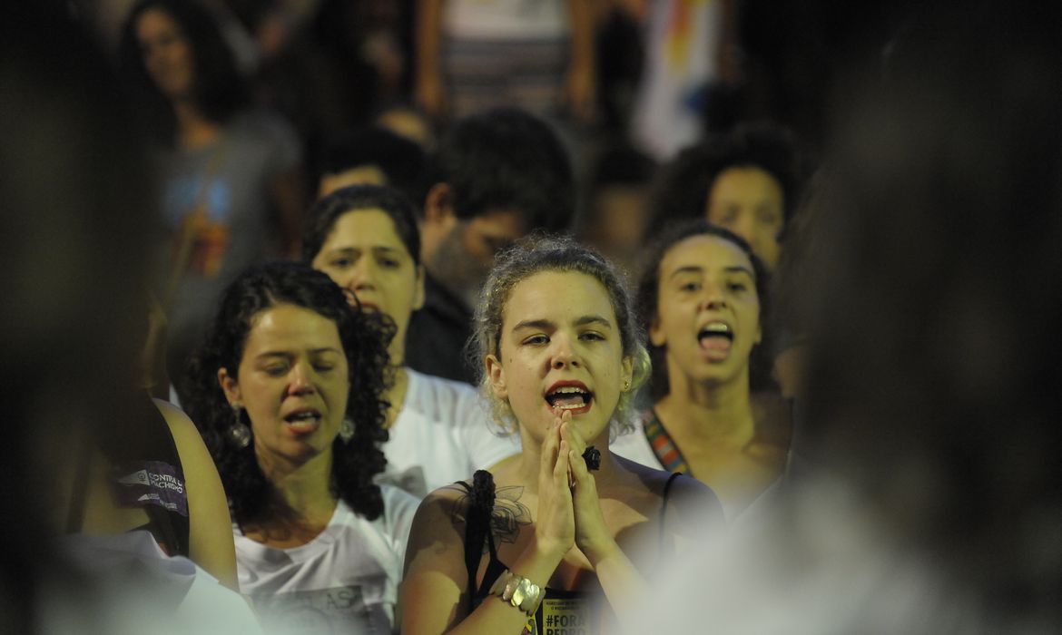 Rio de Janeiro - Protesto no Dia Internacional de Combate à Violência contra a Mulher, pelo fim da violência contra as mulheres e contra o PL 5069/13, em frente à Câmara de Vereadores (Fernando Frazão/Agência Brasil)