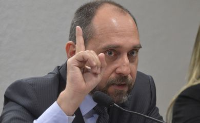O advogado-geral da União, Luís Inácio Adams fala na Comissão de Constituição e Justiça do Senado, que discute  a advocacia pública como instrumento de segurança juridica (Wilson Dias/Agência Brasil)