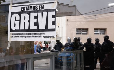 Rio de Janeiro (RJ), 19/10/2024 - Policiais militares atuam na retirada de manifestantes do Hospital Federal de Bonsucesso, na zona norte da cidade, para que nova direção assuma. Foto: Tânia Rêgo/Agência Brasil