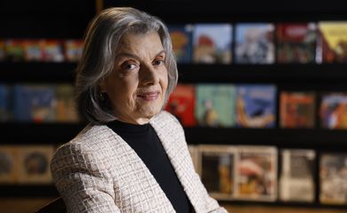 Rio de Janeiro (RJ) 02/09/2024 – A ministra do STF Cármen Lúcia fala sobre seu novo livro, Direito de para Todos, na gravação do programa Trilha de Letras, da TV Brasil, apresentado por Eliana Alves Cruz, na BiblioMaison. Foto: Fernando Frazão/Agência Brasil