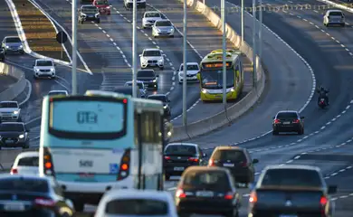 Trânsito na estrada Parque Aeroporto, ou DF-047, rodovia radial do Distrito Federal, com 4,5 km de extensão e serve como ligação do Aeroporto Internacional de Brasília com outras regiões do Distrito Federal