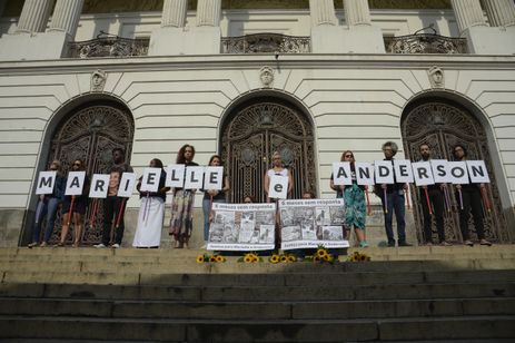 Tomaz Silva/Agência Brasil Ato em frente a Câmara Municipal do Rio de Janeiro, na Cinelândia, cobra solução do caso Marielle Franco e Anderson Gomes.