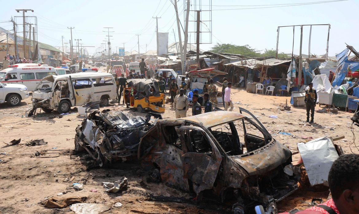 Cena da explosão de um carro em Mogadíscio, na Somália, no sábado (28) 