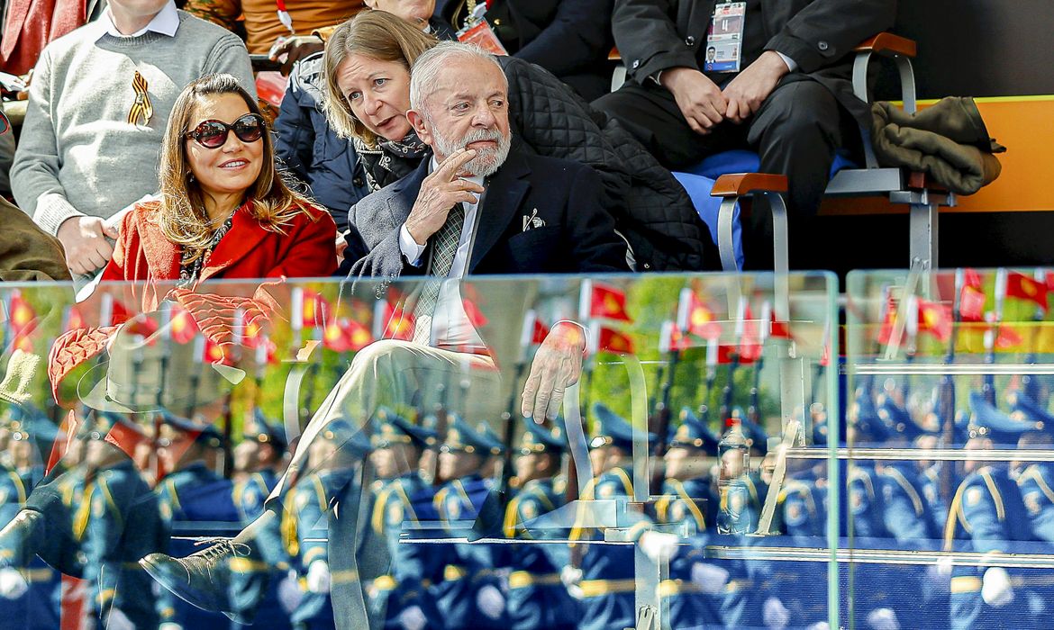 Presidente da República, Luiz Inácio Lula da Silva, durante cerimônia de celebração dos 80 anos do Dia da Vitória
na Segunda Guerra Mundial.
Praça Vermelha, Rússia - Moscou.
Foto: Ricardo Stuckert / PR