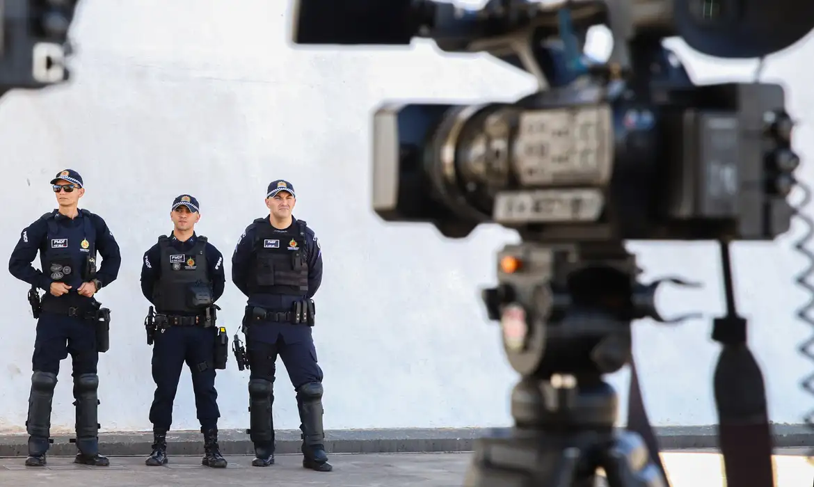 Brasília (DF) 18/08/2023 - Policiais militares fazem segurança durante visita do governador do Distrito Federal, Ibaneis Rocha, fna cerimonia de 50 anos da Terracap. PGR e PF cumprem mandados de prisão contra cúpula da PM do DF; 7 militares estão presos, Agentes da PF cumprem 7 mandados de prisão e 5 de busca e apreensão. Outros membros e ex-membros da cúpula da PMDF também são alvos da operação. Foto: Antônio Cruz/Agência Brasil