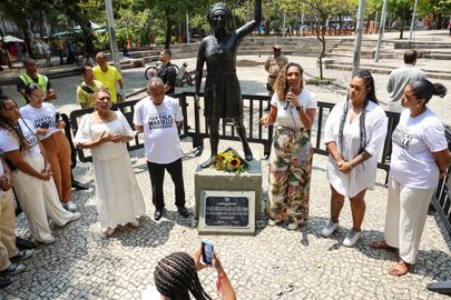 Rio de Janeiro (RJ), 14/03/2025 – Familiares durante ato em memória de Marielle Franco e Anderson Gomes, na Praça Mário Lago, no centro do Rio de Janeiro. Foto: Tomaz Silva/Agência Brasil