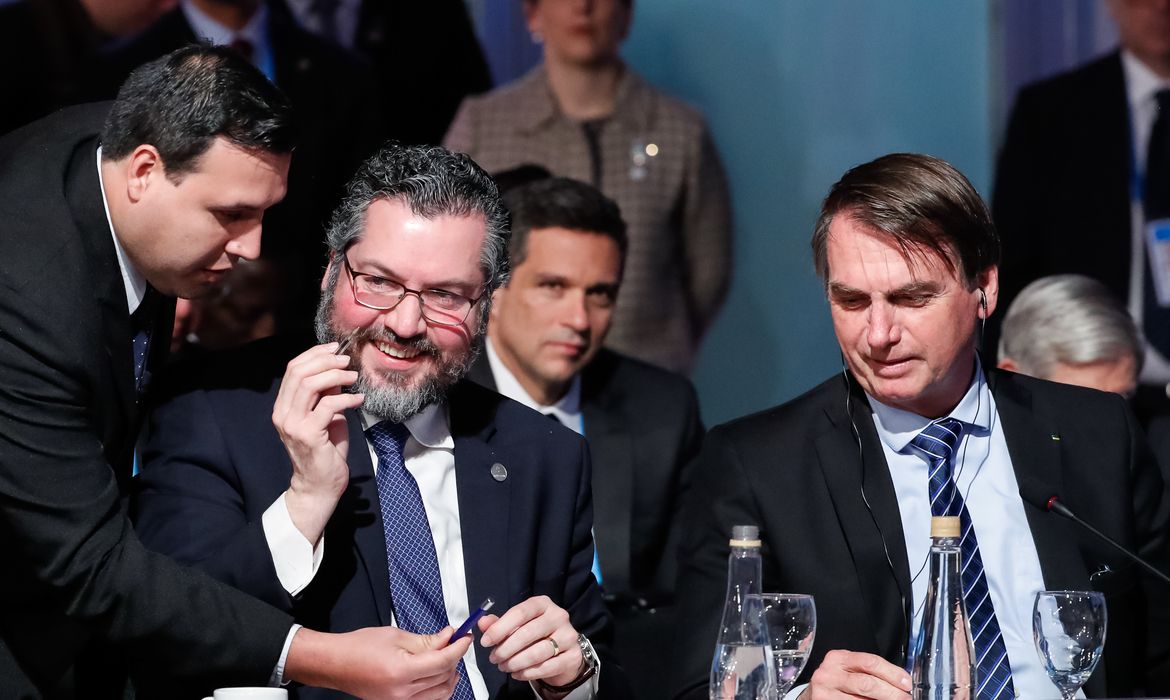 O ministro da Relações Exteriores, Ernesto Araújo, acompanhado do  presidente Jair Bolsonaro, assina acordo para a eliminação da cobrança de roaming no Mercosul.