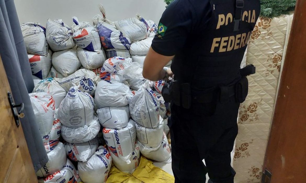 Polícia Federal deflagra Operação Bal, que investiga esquema de lavagem de dinheiro com comércio de ouro ilegal em Roraima.