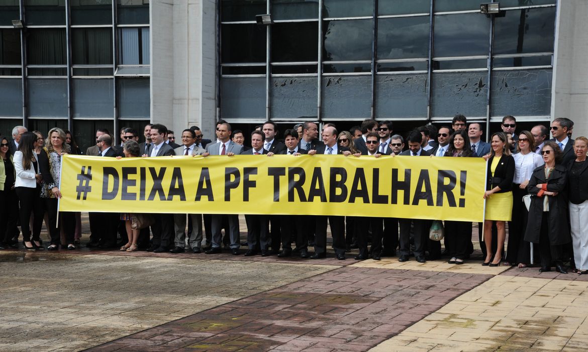 Delegados federais de todo o país realizam protesto em frente a sede da Polícia Federal (PF), contra os cortes no orçamento da PF (José Cruz/Agência Brasil)
