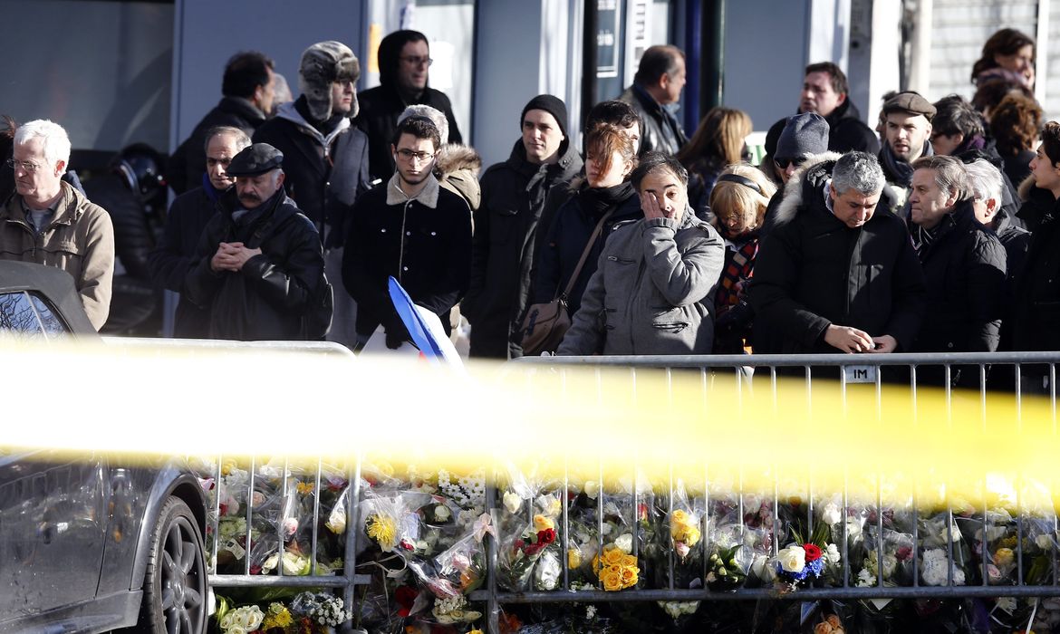 Pessoas prestam homenagem em Paris às vítimas dos atentados terroristas EPA/Etienne Laurent/Agência Lusa/Direitos Reservados 
