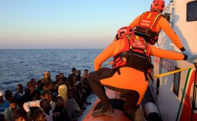 Migrantes resgatados no Mediterrâneo pela Guarda Costeira da Itália