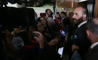Brasília (DF) 19/11/2024 Deputado Eduardo Bolsonaro durante entrevista a imprensa.  Foto Lula Marques/ Agência Brasil