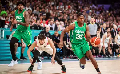 2024.08.02 - Jogos Olímpicos Paris 2024 - Lille - Basquete masculino - Brasil enfrenta o Japão na última partida da fase de grupos. Na imagem com a bola o atleta Georginho de Paula. - Foto: Gaspar Nóbrega/COB