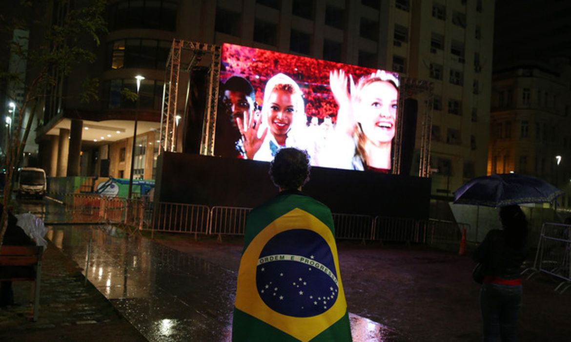 Chuva, vento e frio esvaziam o boulevard no centro da cidade durante a cerimônia de encerramento da Rio 2016