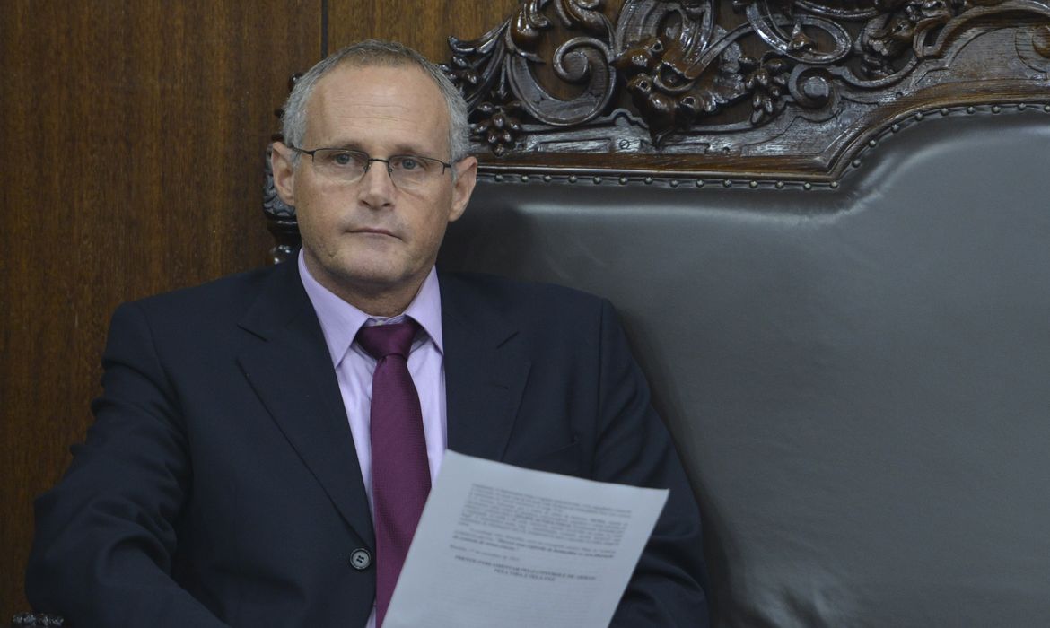 O secretário de Segurança do Rio de Janeiro, José Mariano Beltrame, é recebido pelo presidente do Senado, Renan Calheiros (Antonio Cruz/Agência Brasil)