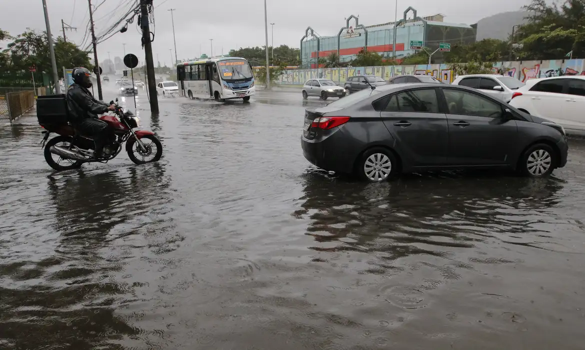 Frente fria traz tempestade, ventania e causa alagamentos no Rio de Janeiro. Acesso à Avenida Armando Lombardi com bolsão d'água prejudica o trânsito de veículos e pedestres na Barra da Tijuca.